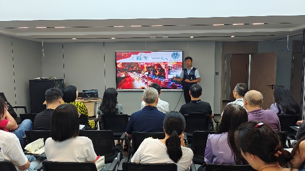 一群人在房间里
描述已自动生成